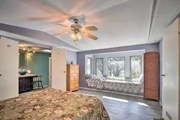 コテージ Riverfront Pipe Creek Home W/ Kayaks & Grill!