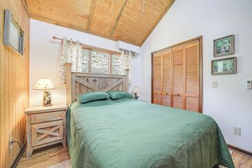 بيت ريفى 31 Mi To Skiing: Creekside Cabin W/ Fireplace!