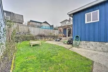 Mökkimajoitus Sun Soaked Sandy Point Haven W/ Beach Access!