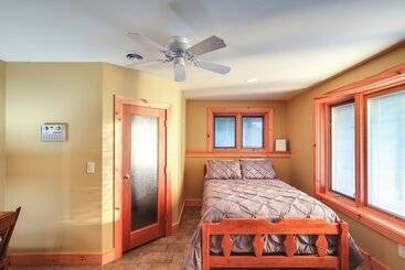 بيت ريفى Waterfront Lake Champlain Home W/ Hot Tub & Sauna!