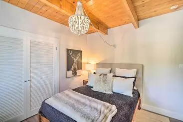 Mökkimajoitus Chic Lake House W/ Furnished Deck & Hot Tub!