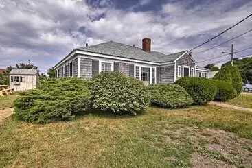 Modern Cape Cod Cottage: Walk To Craigville Beach