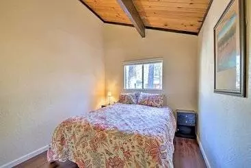 کلبه Cozy Cabin W/ Deck & Fireplace In Big Bear!