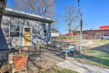 Dom wiejski Cozy Rogers Home W/ Patio, Near Downtown!