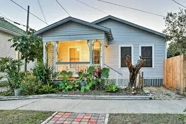 Mökkimajoitus Historic Galveston Home: Walkable Neighborhood!