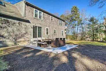 Landhus Family Friendly Cape Cod Home: 2 Mi To Coast!