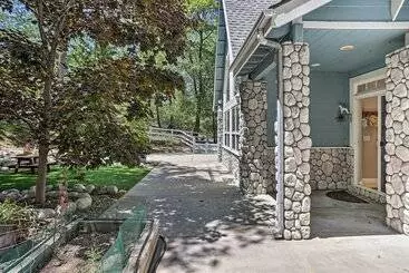 コテージ Gorgeous Lakehouse W/ Hot Tub & Waterfall Oasis!