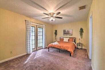 بيت ريفى Grand Valrico Home W/ Deck, Fire Pit & Yard!