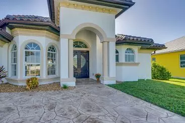 Dom wiejski On Canal: Luxe Cape Coral Oasis W/ Pool & Lanai!