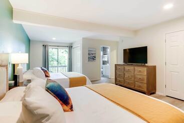 Сельский дом Osage Beach Home W/ Lake Views: Pets Welcome!