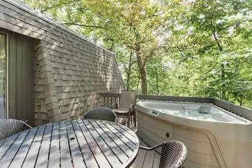 Mökkimajoitus Osage Beach Home W/ Lake Views: Pets Welcome!