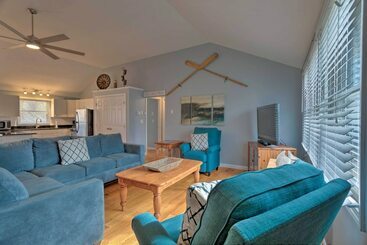 Quiet Cottage With Deck 4 Mi To Beaches & Shops!