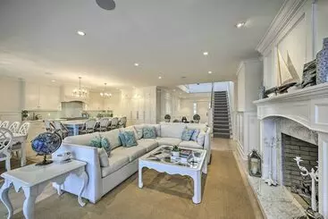 Mökkimajoitus Shelter Island Retreat W/ Outdoor Pool!