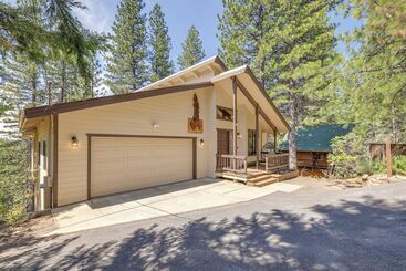 Casa Rural Deck & Views: Pet Friendly Starry Pines Cabin