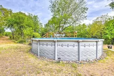 Peaceful Yard + Seasonal Pool: Weatherford Cottage