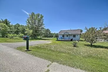 Mökkimajoitus Pet Friendly Frederic Home: All Season Adventure!