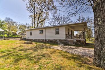 Hus på landet Charming Home W/ Porch: Walk To Greers Ferry Lake!