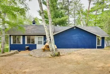 Dom wiejski Lakefront Cabin W/ Deck, Games, & Views!