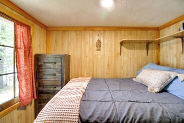 بيت ريفى Lakefront Cabin W/ Deck, Games, & Views!