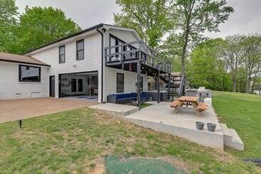Mökkimajoitus Quiet Lakefront Old Hickory Home W/ Patio, Kayaks!
