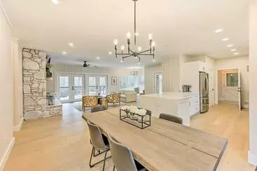コテージ Modern + Bright Cashiers Home W/ Game Room!