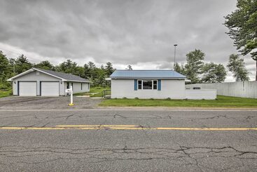 کلبه Pet Friendly Togus Pond Home: Kayak & Canoe!