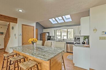 Сельский дом Pocono Lake Paradise W/ Private Beach & Dock!