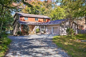 별장 Pocono Lake Paradise W/ Private Beach & Dock!