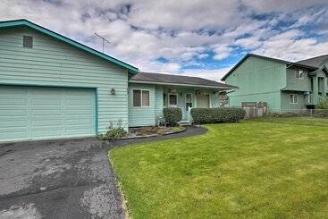 Hus på landet Quaint Ranch Home W/ Yard In Midtown Anchorage!