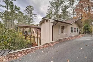 Mökkimajoitus Riverfront Newland Home W/ Pool & Golf Club Access