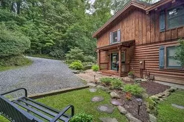 Mökkimajoitus Peaceful  Rocky Creek Cabin  W/ Hot Tub & Views!