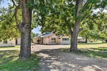 コテージ Spacious Glen Rose Home On Paluxy Riverfront