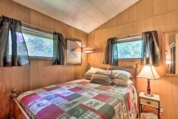 별장 Year Round Waterfront Getaway: Lake Access + Dock!