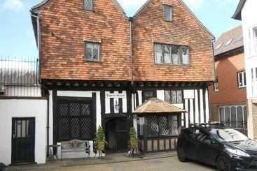 דירות לתיירים Taylour House   Edenbridge, Sleeps 10, Historic, Unique Yet Modern