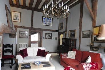 Жильё для туристов Taylour House   Edenbridge, Sleeps 10, Historic, Unique Yet Modern