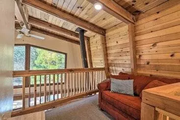 Mökkimajoitus Charming Pinecrest Cabin W/ Private Deck