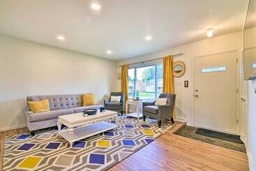 کلبه Cozy Center Line Home W/ Fenced Yard & Office