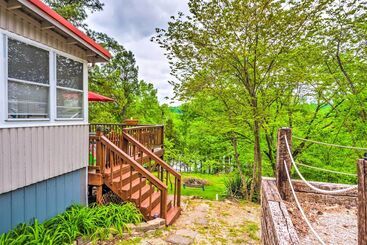 Casa Rural Cozy Kentucky Cabin W/ Sunroom, Yard & Views!