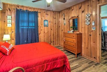 Cabane Cozy Kentucky Cabin W/ Sunroom, Yard & Views!