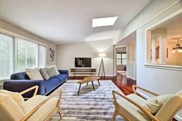 Mökkimajoitus East Stroudsburg House W/ Hot Tub + Pool!