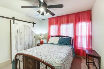 بيت ريفى Harrison Family Home W/ Grill   Near Downtown!