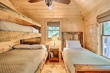 Lakefront Cottage: Boat Dock, Patio & Kayaks!