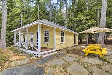 Lakefront Cottage: Boat Dock, Patio & Kayaks!