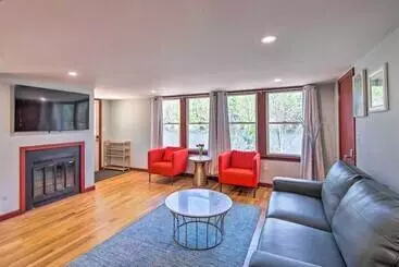 Mökkimajoitus Lakefront Retreat W/ Kayaks, Grill, Fire Pit!