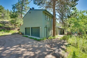 Hus på landet Stunning Golden Home W/ Deck ~ 35 Mi To Denver!