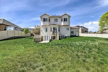 Mökkimajoitus Mtn View Home: Across From Lake + 30 Mi To Skiing!