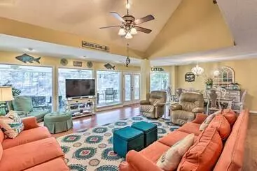 コテージ Pet Friendly Lakeside Retreat W/ Dock!