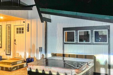 Quaint Lake Cushman Cottage W/ Private Access!