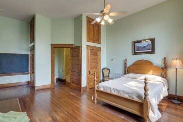 بيت ريفى Renovated Schoolhouse W/ Piano & Private Deck!