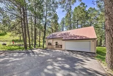 کلبه Central Ruidoso Retreat W/ Deck & Game Room!